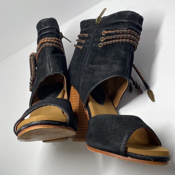 GROOVE ON BOOTIES.(PS THE LEATHER IS PERFECT 🤩 ) - Picture 10 of 11